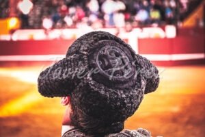 Detalle primer plano de montera de torero sobre fondo albero