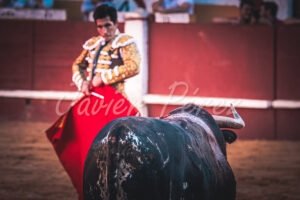 Torero citando al toro en la distancia corta. Fotografía artística Javier Pérez.
