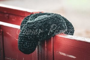 Detalle de montera de torero apoyada sobre las tablas rojas de la barrera. Fotografía artística texturas.