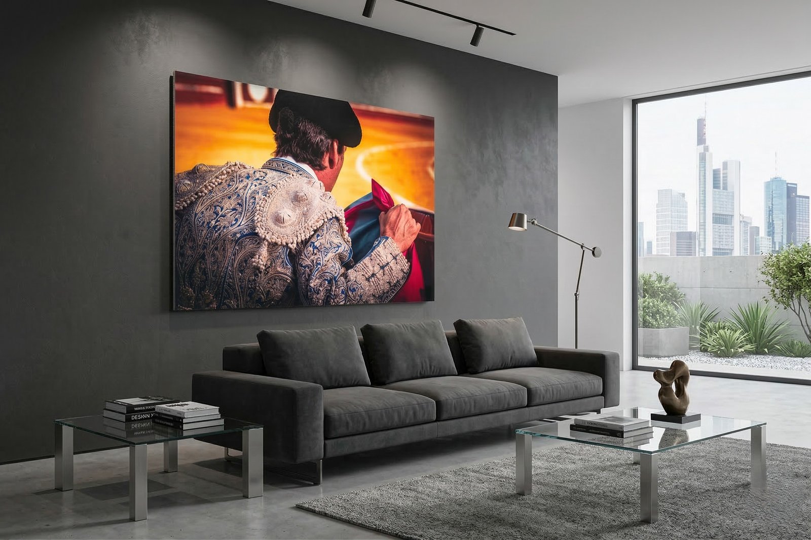 Fotografía de autor Azul y plata - Mirada al albero desde el callejón, capturada por Javier Pérez, decorando un salón de diseño contemporáneo. El cuadro taurino de alta resolución destaca la calidez del albero y el traje de luces sobre una pared minimalista en tonos grises.